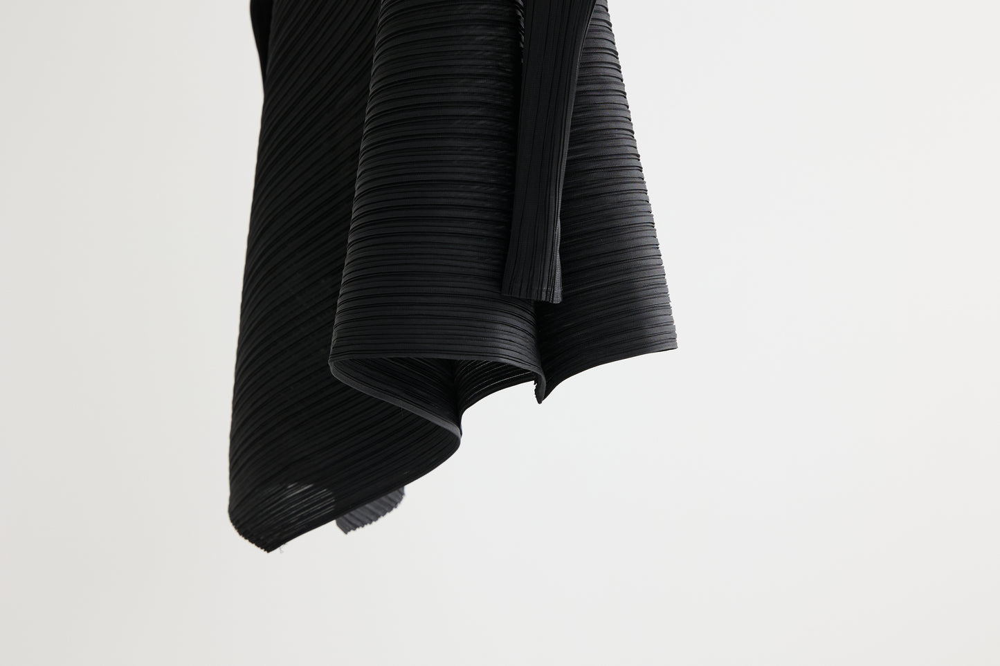 [Rêverit] Maison Pleats 005 (Black/Ivory)